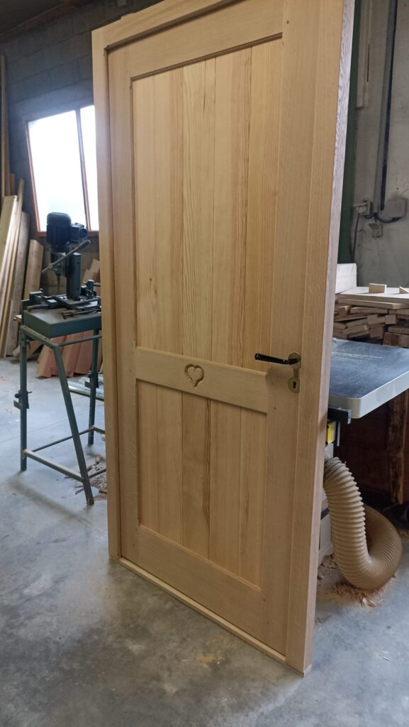 PY Thomas - porte en bois dans atelier