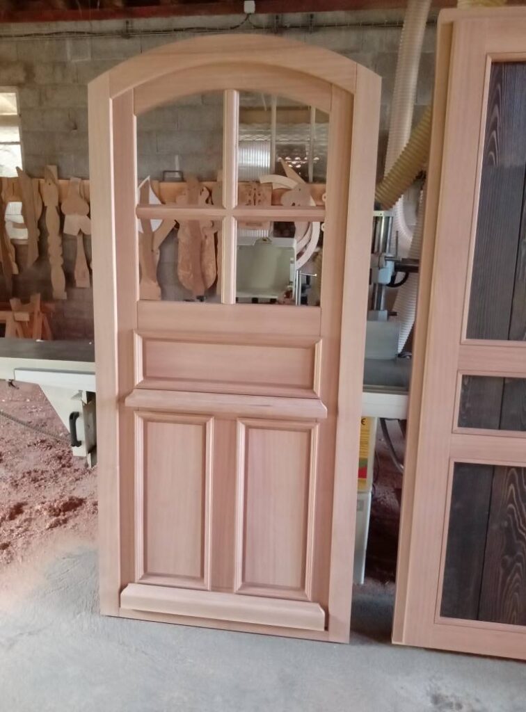 PY Thomas - porte en bois dans atelier