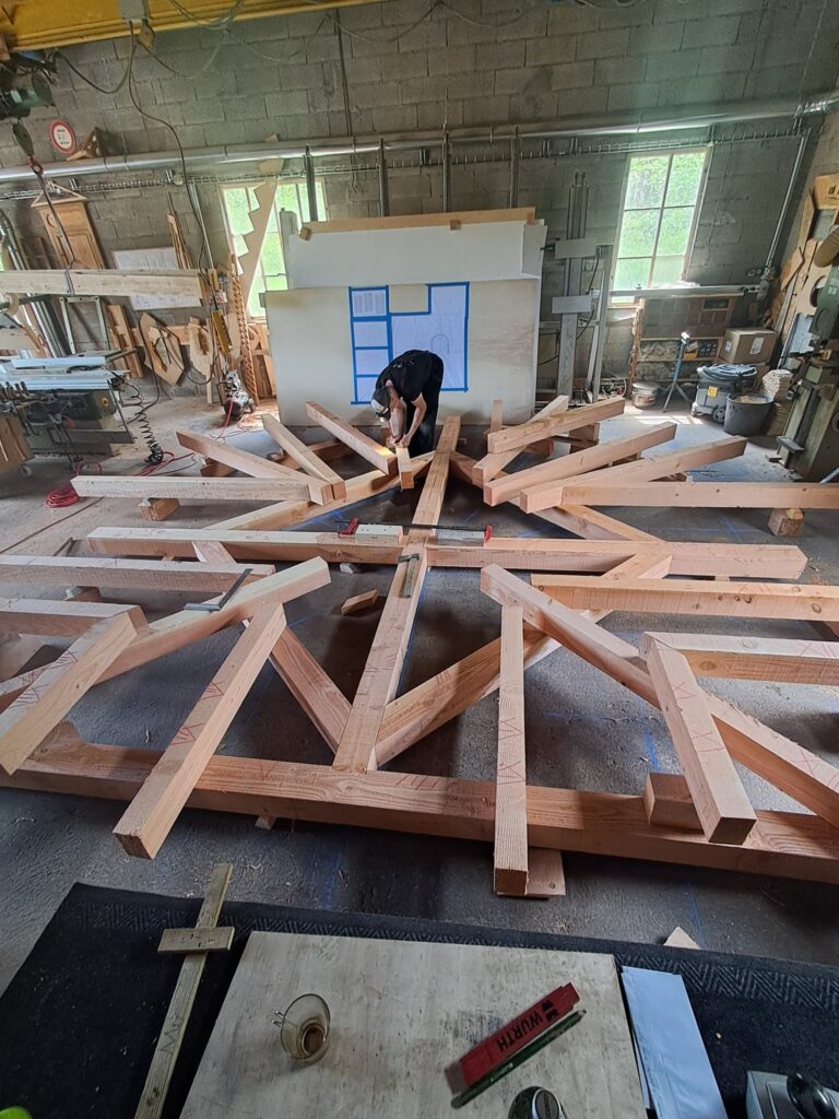 PY Thomas - assemblage de charpente au sol