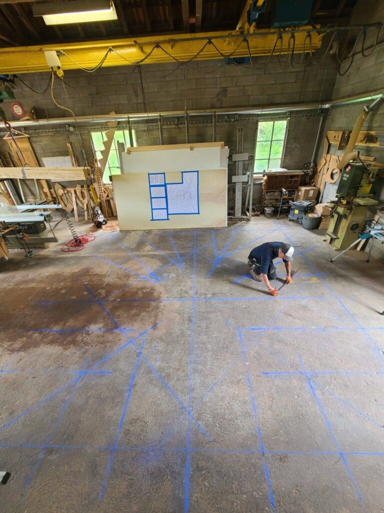 PY Thomas - Py thomas traçant au sol la base d'une charpente