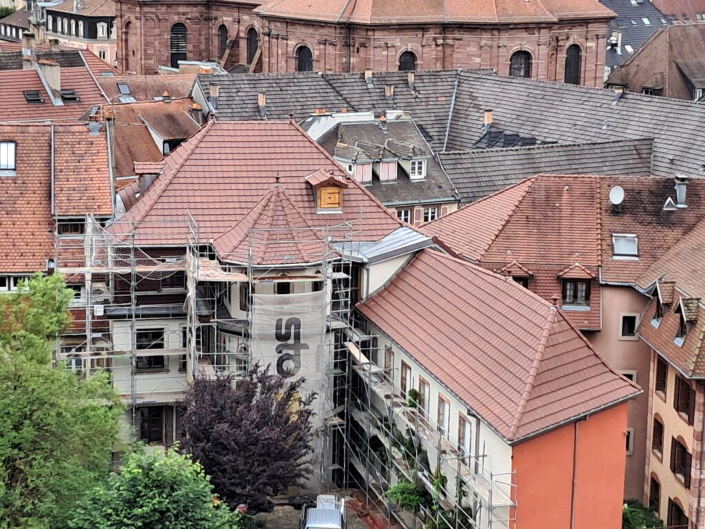 PY Thomas - vu drone de bâtiments avec toiture neuve