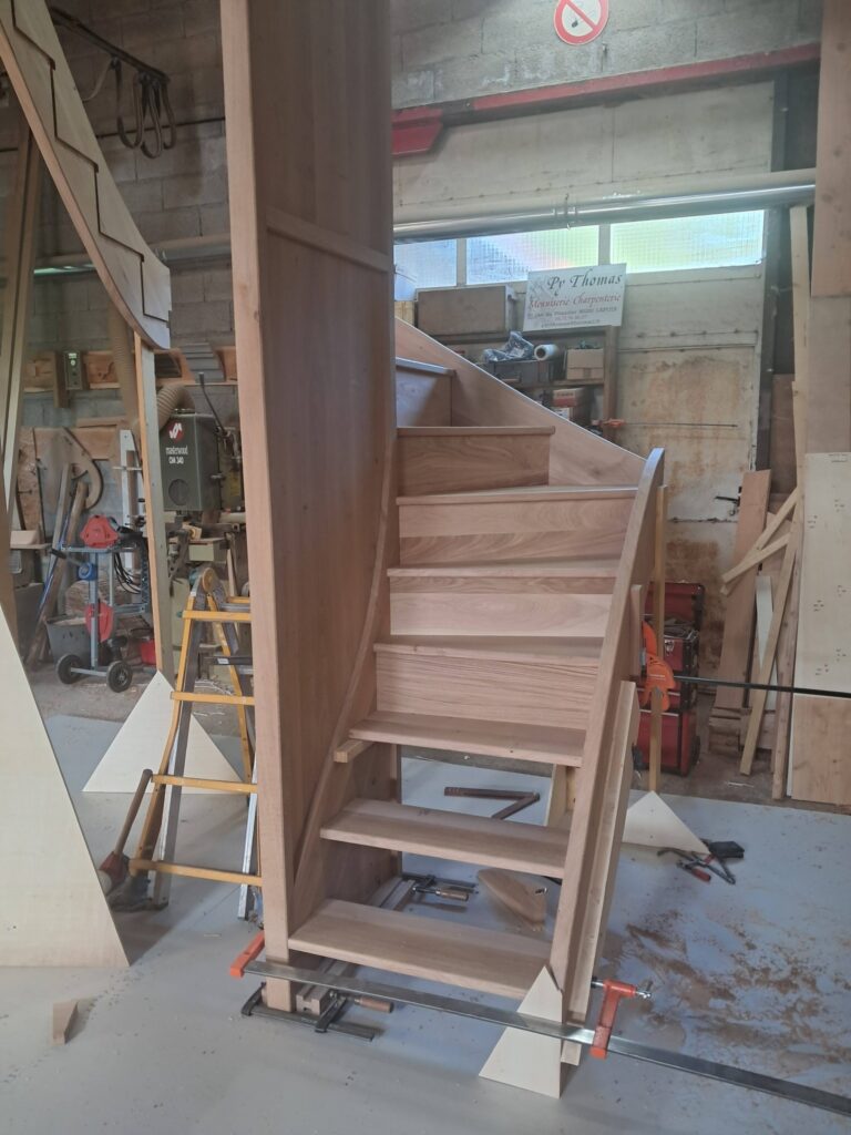 PY Thomas - escalier en bois dans atelier