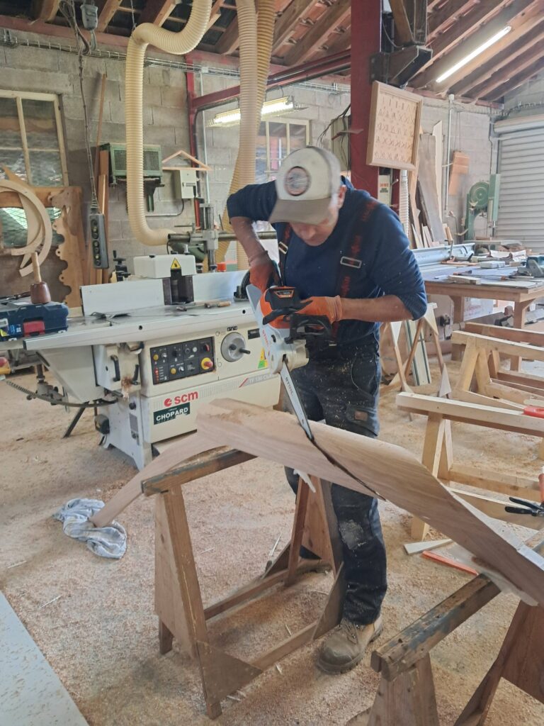PY Thomas - Py Thomas sculptent du bois à la tronçonneuse dans son atelier