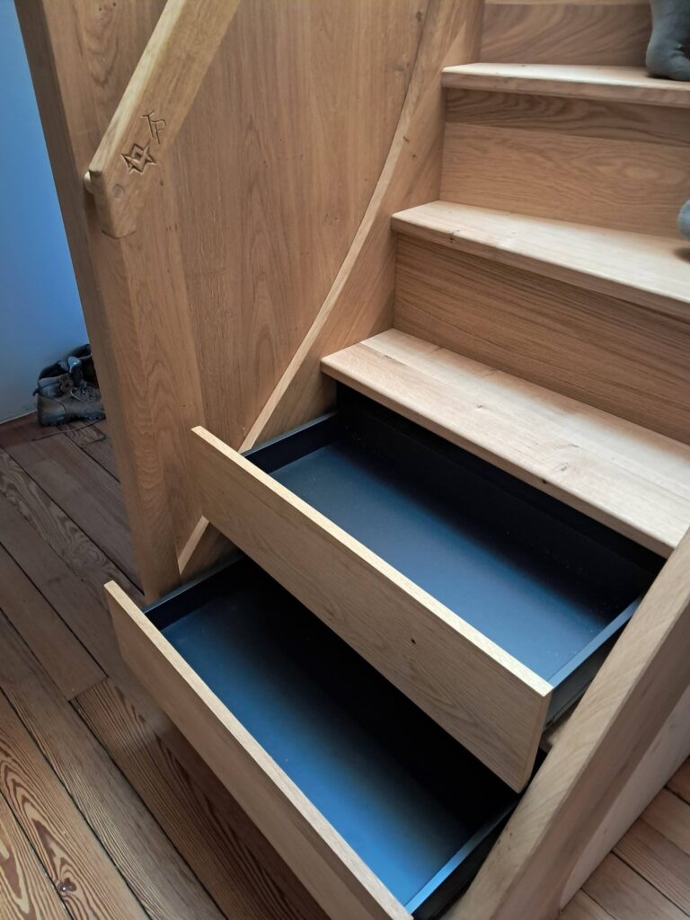 PY Thomas - escalier en bois avec tiroirs