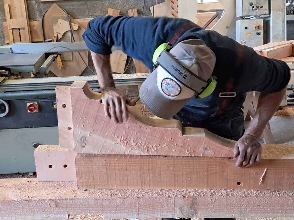 PY Thomas - Py Thomas sculptant du bois grâce à une machine dans son atelier