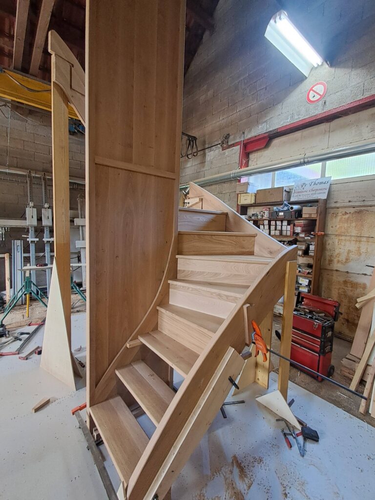 PY Thomas - escalier en bois dans atelier